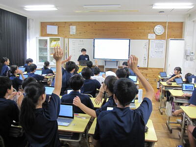 級友にクイズを出す生徒